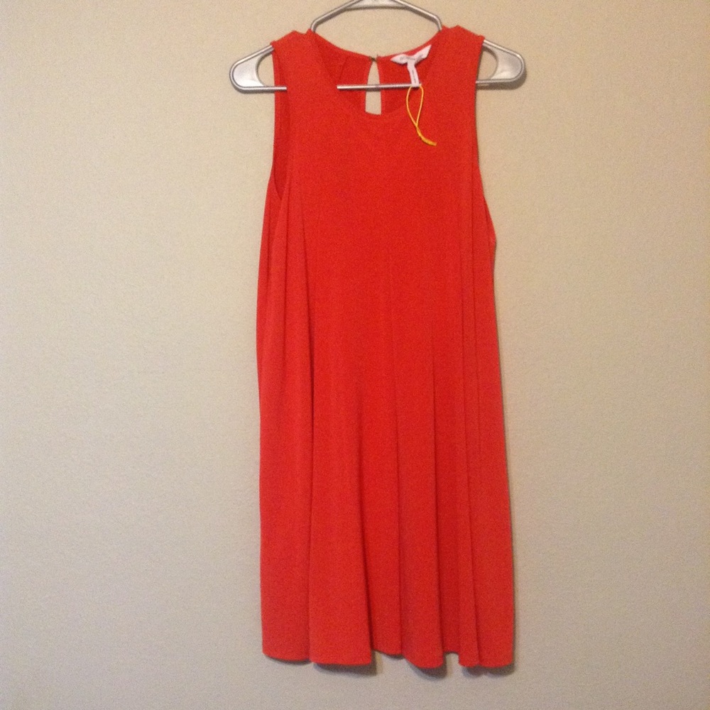 Pleated Dress with Trapeze Silhouette - Picture 3 of 7